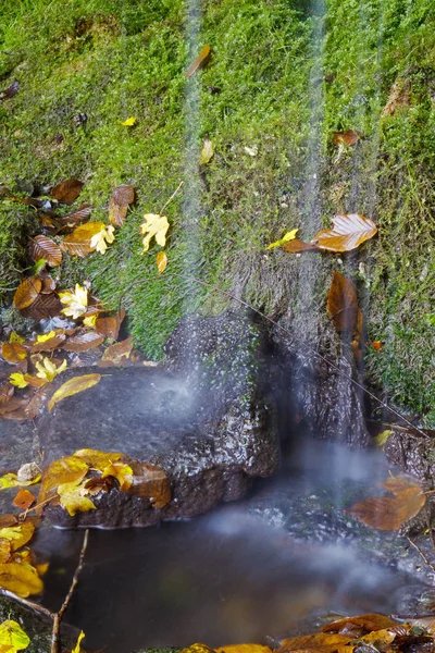 Detail of the waterway of a mountain waterfall, breathtaking. — Stock Photo, Image