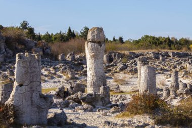 Kireçtaşı bileşimli doğal kaya oluşumları