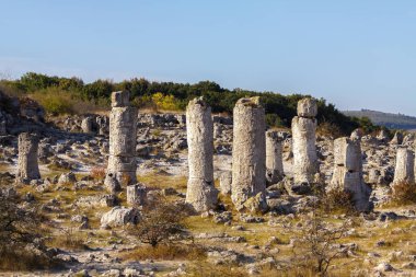 Kireçtaşı bileşimli doğal kaya oluşumları