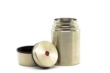 Beyaz arka planda yiyecek ve içecek depolamak için paslanmaz çelik termos.