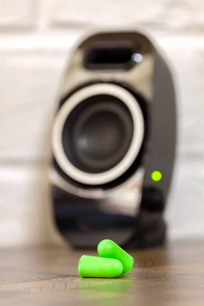 绿色泡沫耳塞紧贴扬声器 — 图库照片