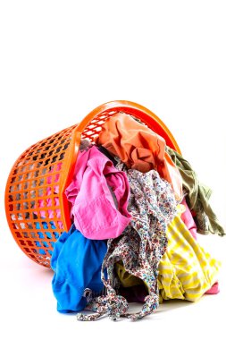 Renkli kıyafetlerle dolu kırmızı plastik bir sepet.