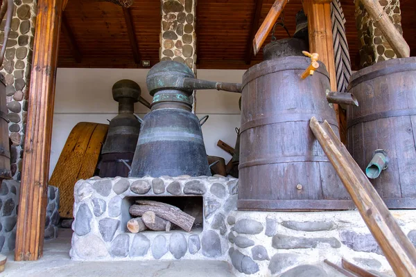 Vecchio Dispositivo Distillare Estrarre Olio Dai Fiori Rosa Focus Selettivo — Foto Stock