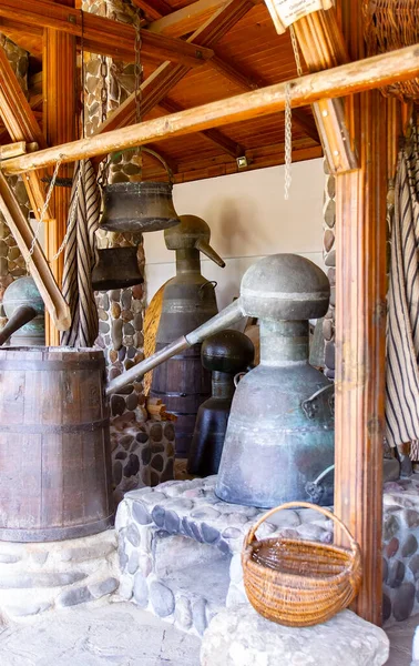 Ein Altes Gerät Zum Destillieren Und Extrahieren Von Aus Rosenblüten — Stockfoto