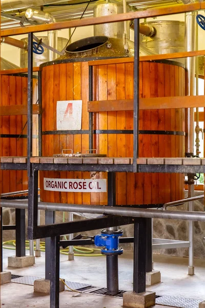 Instalación Para Destilar Flores Rosa Para Extraer Aceite Rosa Enfoque Fotos De Stock Sin Royalties Gratis