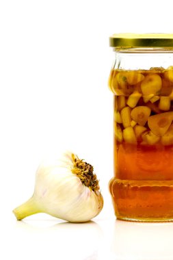 Cam kavanozda bal ve sarımsaktan yapılan ev yapımı ilaçlar. Sığ alan derinliğine sahip seçici odak.