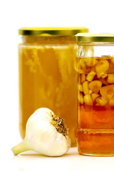用蜂蜜和大蒜在玻璃瓶里自制的药 具有浅层深度的选择性聚焦 — 图库照片