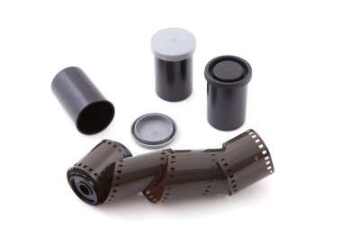 Beyaz arkaplan üzerinde analog kamera için film rulosu