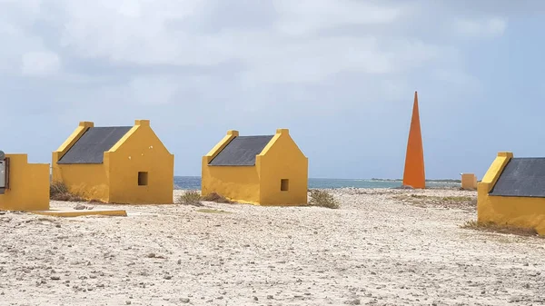Žluté otrokářské domy na Bonaire — Stock fotografie
