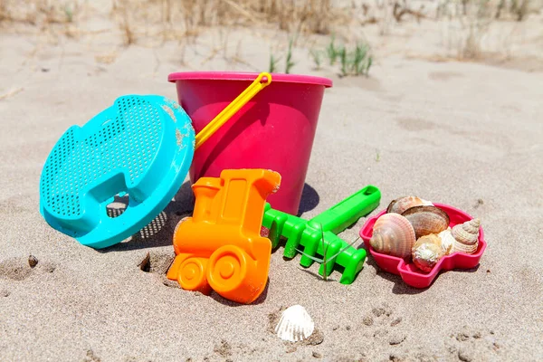 Brinquedos Para Crianças Pequenas Praia Dia Ensolarado — Fotografia de Stock