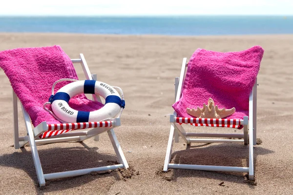 Dos Sillas Playa Cerca Del Océano Día Soleado — Foto de Stock