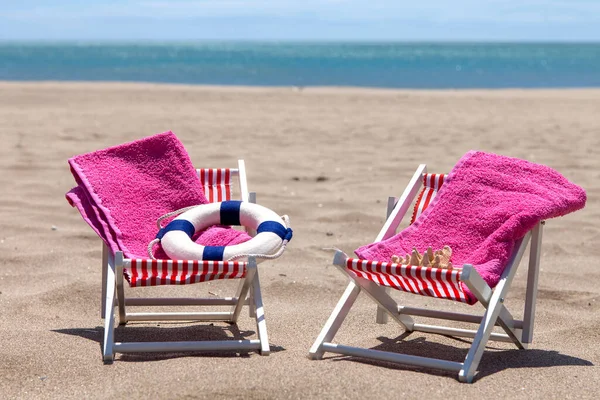 Duas Cadeiras Praia Perto Oceano Dia Ensolarado — Fotografia de Stock