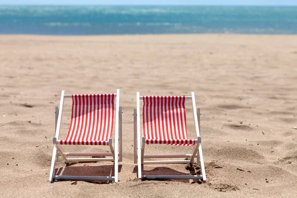 Twee Gestreepte Strandstoelen Bij Oceaan Zonnige Dag — Stockfoto