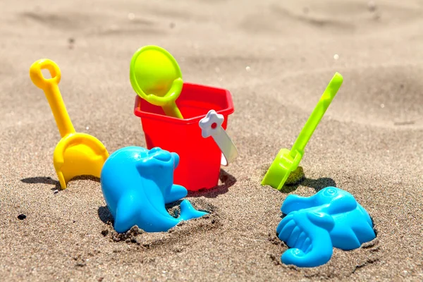 Παιχνίδια Για Μικρά Παιδιά Στην Παραλία Την Ηλιόλουστη Μέρα — Φωτογραφία Αρχείου