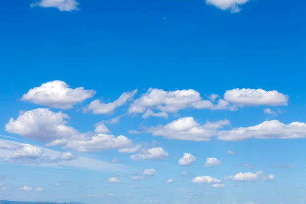 Kék Felhőkkel Napsütéses Napon — Stock Fotó