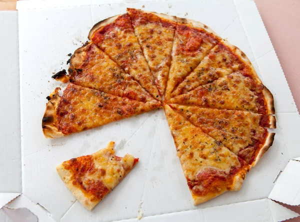 箱からすぐにおいしいピザを食べる ロイヤリティフリーのストック画像