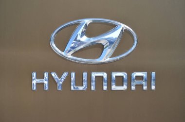 Belgrad, Sırbistan - 7 Haziran 2019: Araba satmak için bir dükkanda Hyundai logosu