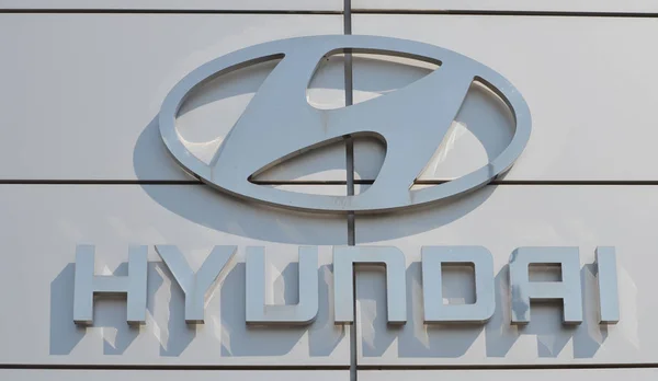Belgrad, Serbien-7 juni 2019: Hyundai logo i en butik för att sälja bil — Stockfoto
