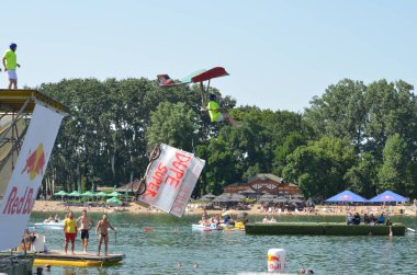 Belgrad, Sırbistan - 30 Haziran 2019: Red Bull Flugtag. Uçan gün at