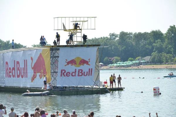 Belgrad, Sırbistan - 30 Haziran 2019: Red Bull Flugtag. Uçan gün at — Stok fotoğraf