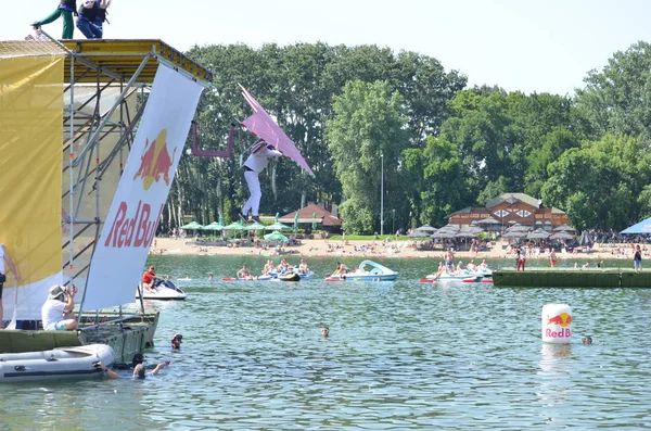 BELGRADE, SERBIA - 30 de junio de 2019: Red Bull Flugtag. Día de vuelo en — Foto de Stock