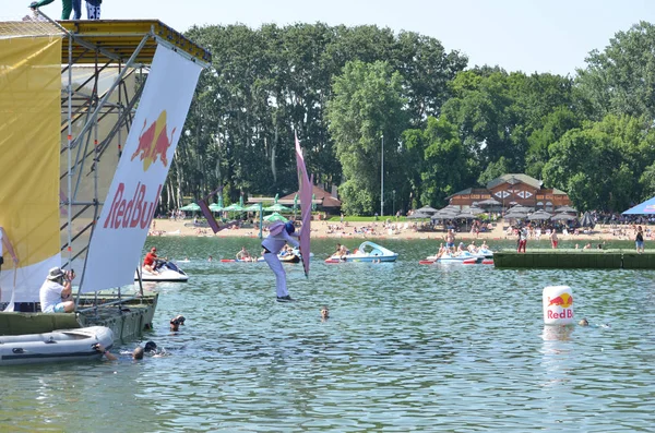 Belgrad, Serbien-juni 30, 2019: Red Bull Flugtag. Flygande dag på — Stockfoto