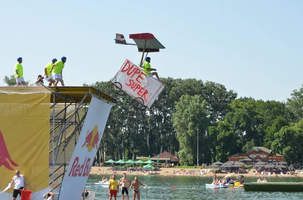 BELGRADE, SÉRVIA - JUN 30, 2019: Red Bull Flugtag. Dia de voo em — Fotografia de Stock