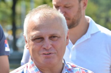 BELGRAD, SERBIA - CIRCA 2017: Goran Vesiç bir Sırp politikacı. Haziran 2018 'den beri Belgrad Belediye Başkan Yardımcısı olarak görev yapıyor. Fotoğraf Ue' de düzenlenen araba yarışlarından geliyor.