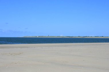 Sandy beach ile deniz ve mavi gökyüzü arka plan