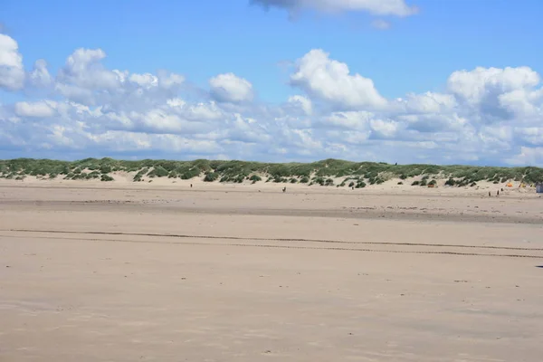 Песчаный Пляж Песчаными Дюнами Голубым Небом Фоне — стоковое фото
