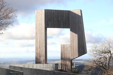 Erbeskopf zirvesi, Hilscheid, Almanya 2 Haziran 2020: Yürüyebilen ses heykeli 