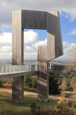 Erbeskopf zirvesi, Hilscheid, Almanya 2 Haziran 2020: Yürüyebilen ses heykeli 