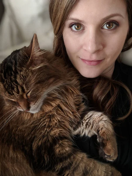 メインあらいくま猫の睡眠の女性 — ストック写真