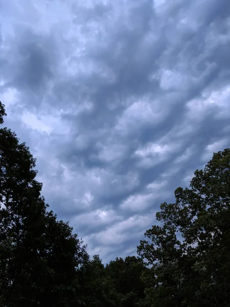 雨天の背景の曇り空の風光明媚な眺め — ストック写真