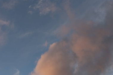 Arkaplan olarak bulutlu mavi gökyüzü görünümü 