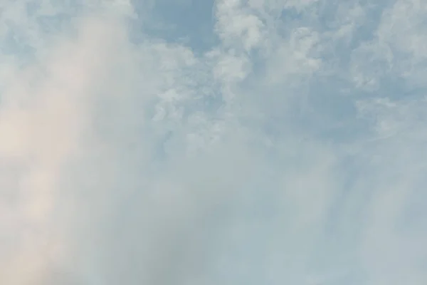 Вид Хмарне Блакитне Небо Фон — стокове фото