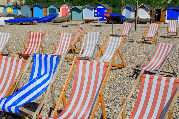 Devon, sahilinde boş şezlong satırı