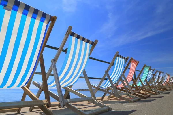 Reihe Leerer Liegestühle Strand Von Devon — Stockfoto