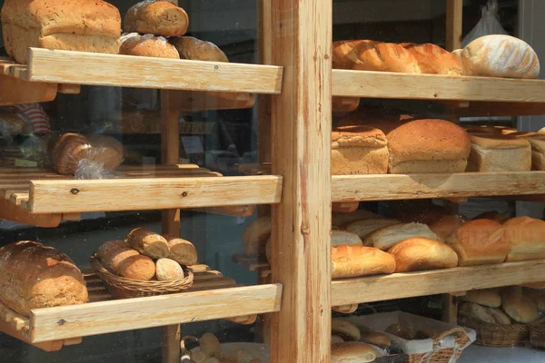 イースト デヴォン シドマス町店の窓にパン表示の焼きたてのパンでいっぱいの棚 — ストック写真