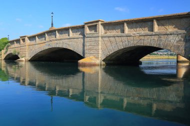 Axmouth Bridgein Doğu Devon İngiltere'de nehir balta üzerinde 1877 yılında inşa edilmiş, en eski beton köprüdür