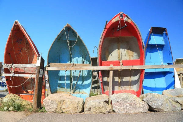 Rad Med Färgglada Fiskebåtar Vertikalt Läge — Stockfoto