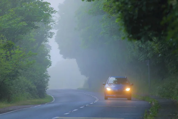 Fahrzeug Nebligen Morgen Devon Unterwegs — Stockfoto