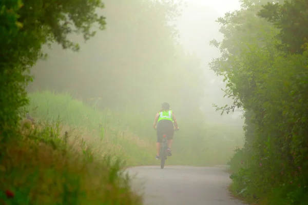 Radfahrer Nebligen Morgen Den Seaton Wetlands Devon — Stockfoto