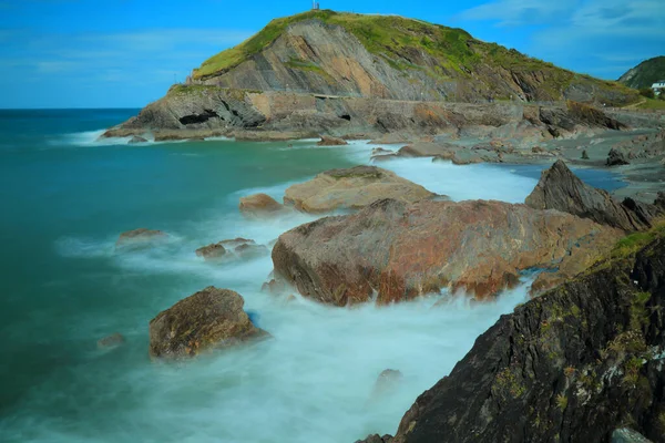 Rocas Rodeadas Olas Borrosas Costa Norte Devon Inglaterra — Foto de Stock