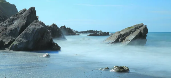 Скелі Оточенні Розмитих Морських Хвиль Узбережжі Північного Девону Англія — стокове фото
