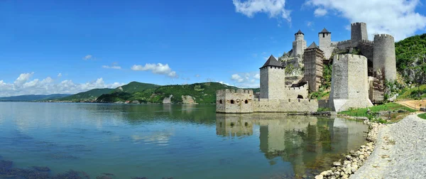 Panorámás Kilátás Nyílik Régi Középkori Erődítmény Golubac Szerbiában Európa — Stock Fotó