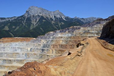Açılmış maden ocağının hava manzarası