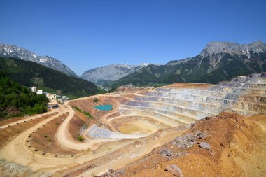 Açık döküm madencilik taş ocağı, Avusturya Alplerinde hava görünümünü