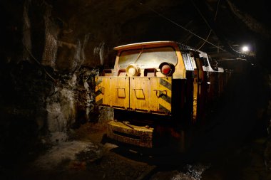 Hizmet tren maden ocağı derin yukarıdaki Alps Avrupa'da içinde