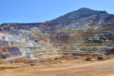 Açık döküm madencilik taş ocağında Avusturya Alplerinde hava görünümünü